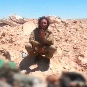 Der Bonner Fared S. kniet in einem IS-Video vor Leichen.