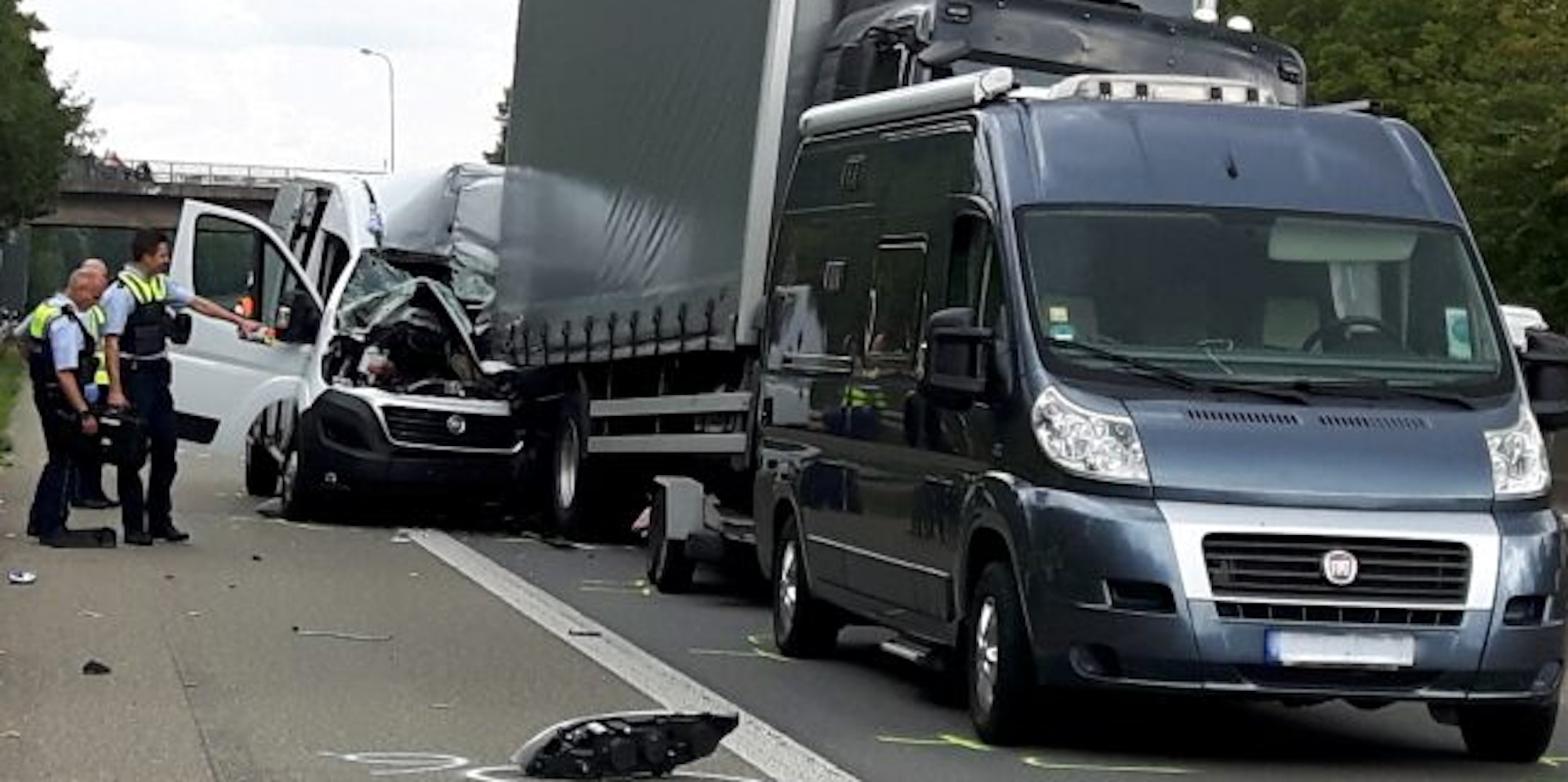 Ein Transporter ist auf der A1 kurz vor dem Kreuz Leverkusen am Dienstagmittag (01. September) mit hoher Geschwindigkeit auf ein Stauende gefahren und krachte dabei in einen 12-Tonner. Der Fahrer des weißen Transporters starb noch an der Unfallstelle.