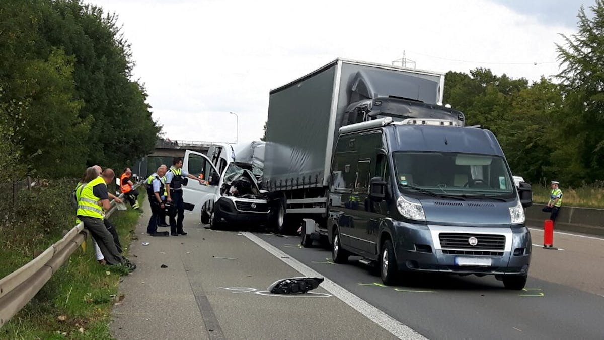 Ein Transporter ist auf der A1 kurz vor dem Kreuz Leverkusen am Dienstagmittag (01. September) mit hoher Geschwindigkeit auf ein Stauende gefahren und krachte dabei in einen 12-Tonner. Der Fahrer des weißen Transporters starb noch an der Unfallstelle.