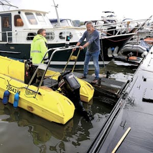 Das gelbe Sicherungsboot für die Segelausbildung erhielt eine Gravur zur Diebstahlsicherung – und kam bei einem medizinischen Notfall ungeplant zum Einsatz.