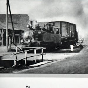 Mit reichlich Dampf fuhr die kleine Eisenbahn auf den schmalen Gleisen durch Bröl und die Region, die letzte Fahrt war im März 1954.