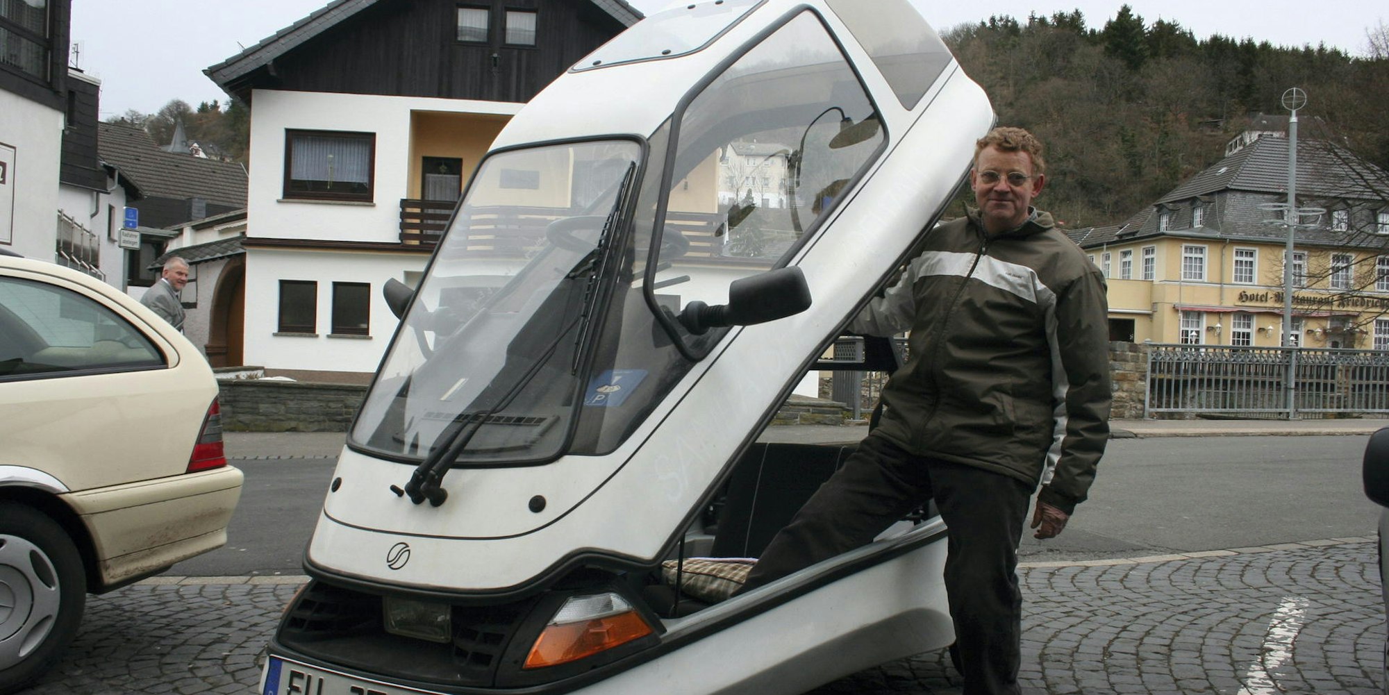 Für Aufsehen sorgte der Dreiborner Jürgen Eckert, als er 2008 mit seinem „CityEL“-Elektroauto unterwegs war.