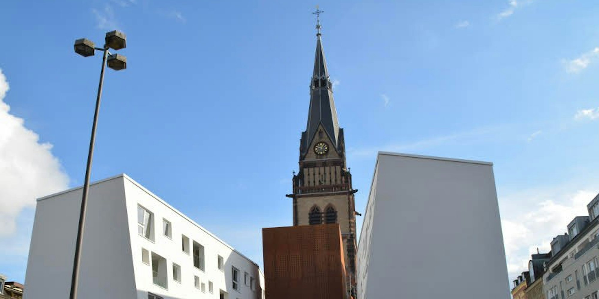 Der Turm der Christuskirche und die Neubauten