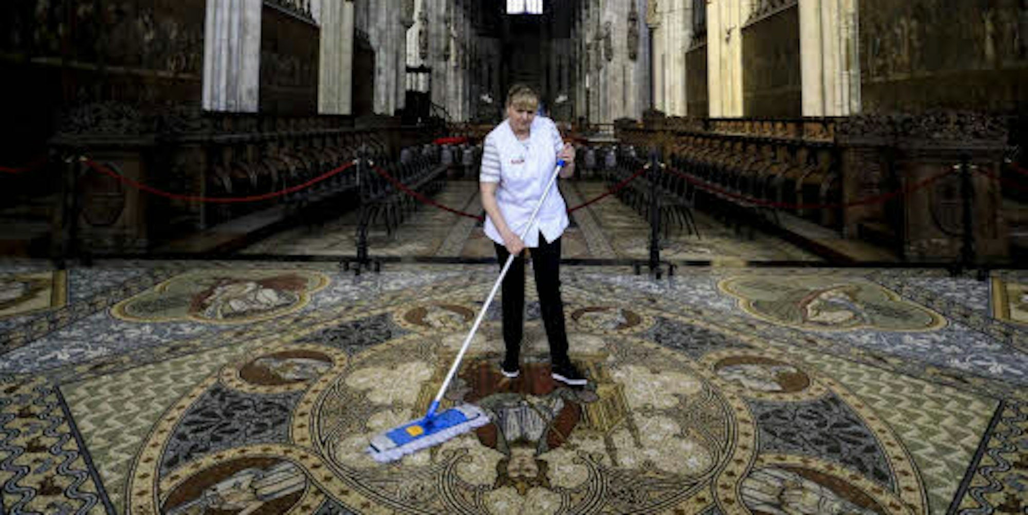 Gabi Heickenfeld beim Reinigen des Mosaik-Fußbodens im Kölner Dom.