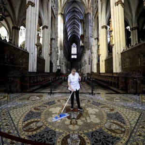 Gabi Heickenfeld beim Reinigen des Mosaik-Fußbodens im Kölner Dom.