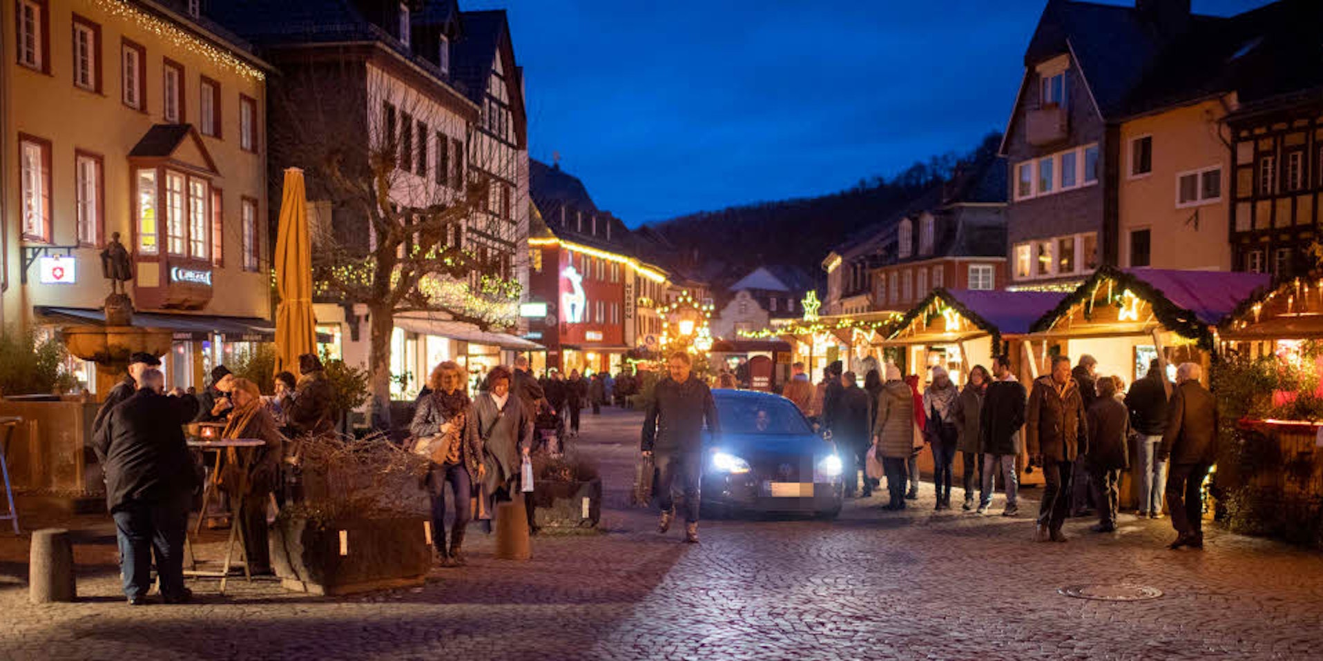 Autofahrer und Weihnachtsmarkt-Besucher teilen sich in Bad Münstereifel die Werther- und die Marktstraße.