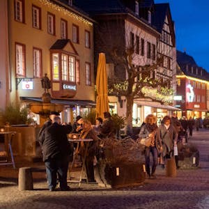 Autofahrer und Weihnachtsmarkt-Besucher teilen sich in Bad Münstereifel die Werther- und die Marktstraße.