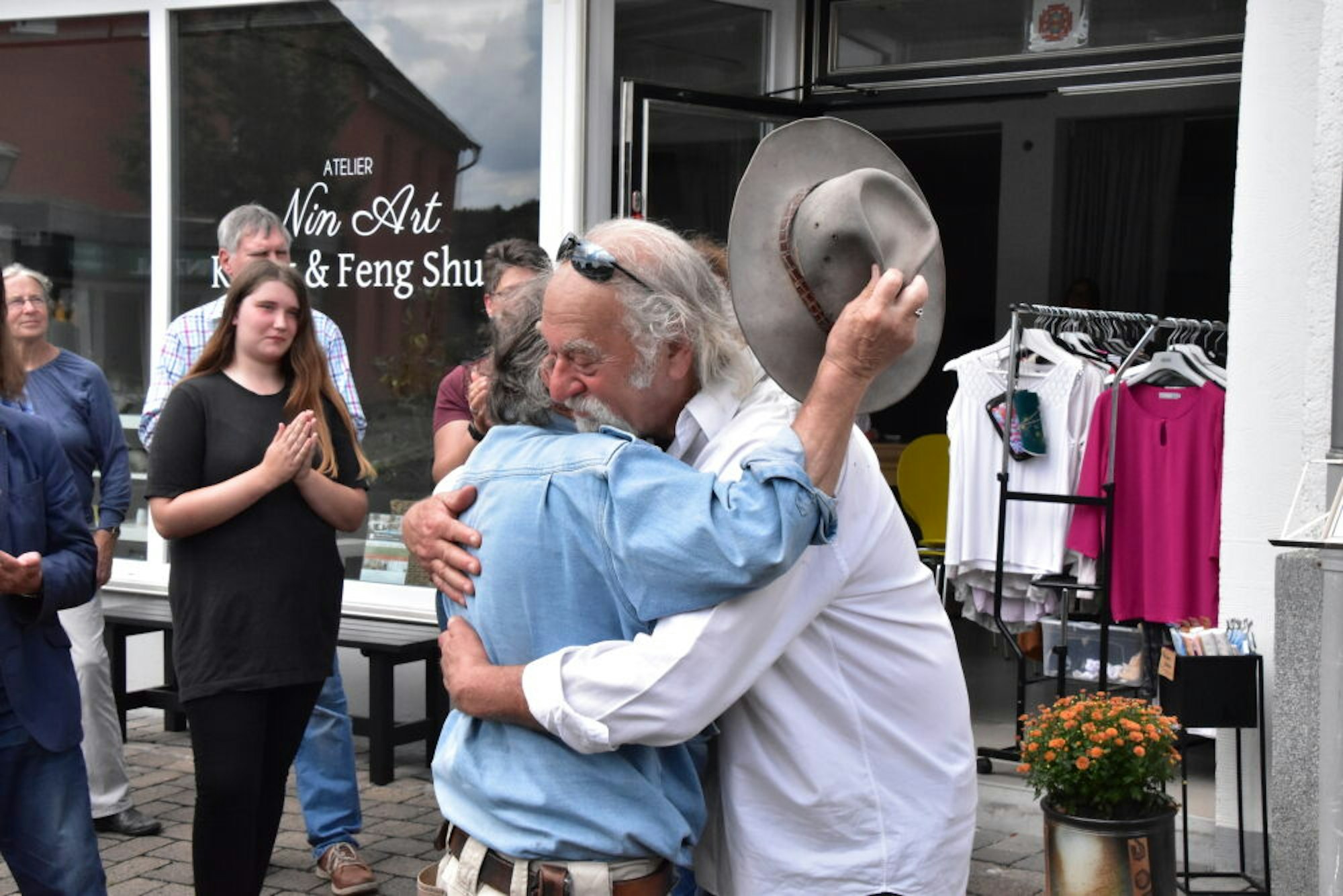Die Rührung übermannte Michael Gartners Vater Ron bei der Zeremonie, er umarmte den Künstler Gunter Demnig.