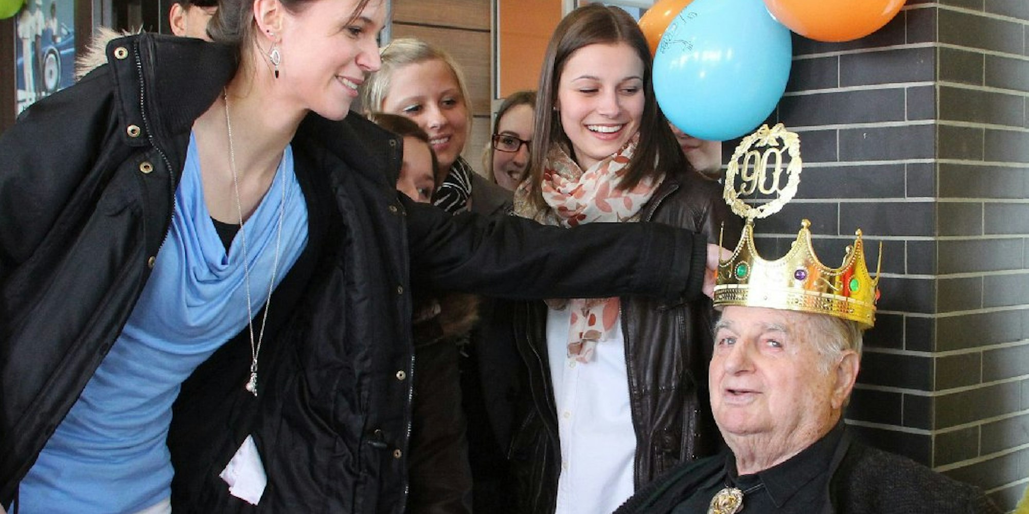 Herzlichen Glückwunsch zum 90. Geburtstag. Auszubildende Christina Linnartz (21) setzt dem Fruchtgummi-König die Krone auf. Insgesamt 16 Azubis feierten mit Dr. Hans Riegel bei Mc Donald’s in Bad Godesberg.