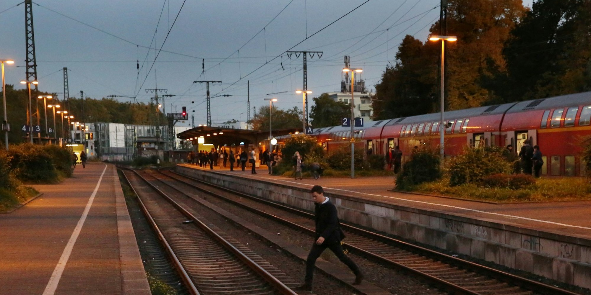 Seit vielen Jahren ein unhaltbarer Zustand: Pendler überqueren die Gleise am Bahnhof Süd, weil es zur Zülpicher Straße keinen Zugang zu Gleis 1 und 2 gibt.