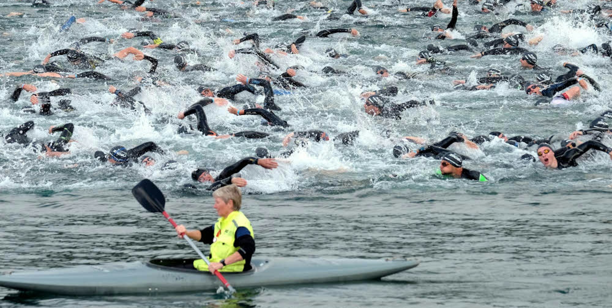 Triathleten schwimmen im Fühlinger See.