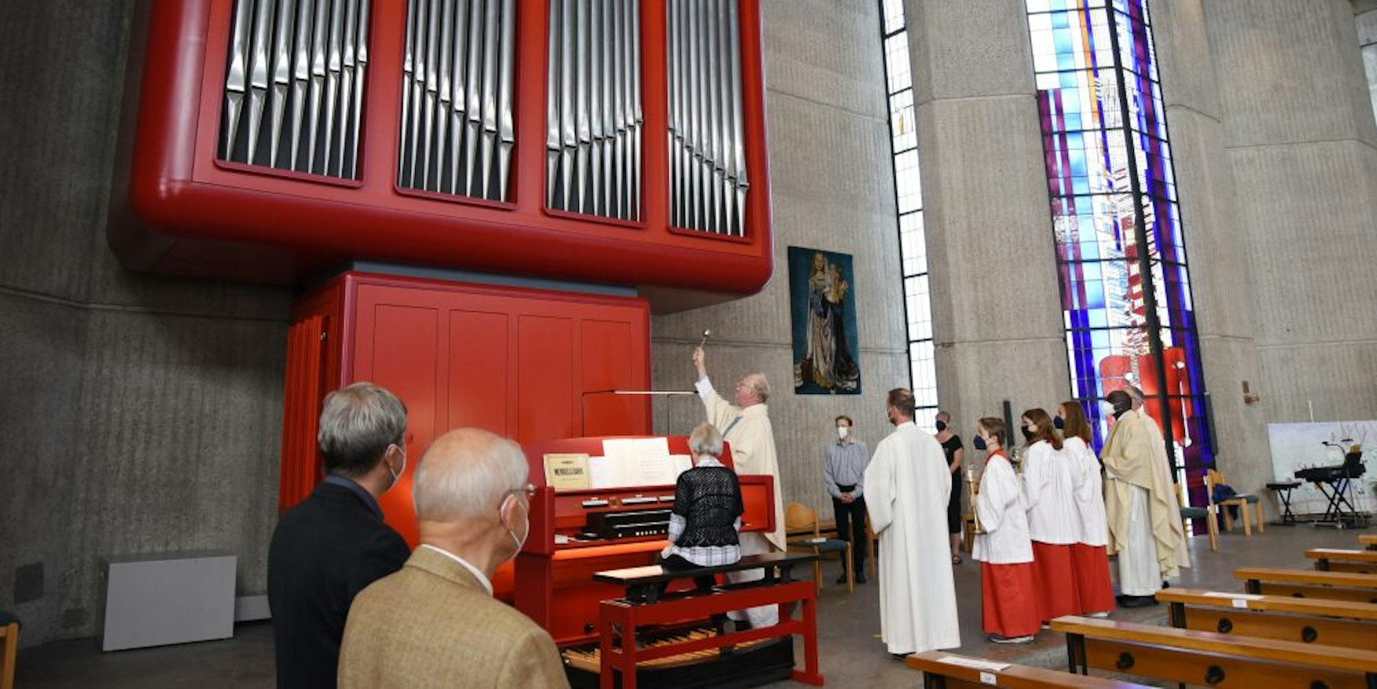 Knallroter Hingucker: Kreisdechant Christoph Bersch weihte die Orgel, Ursula Brendel begleitet darauf den ersten Gottesdienst.