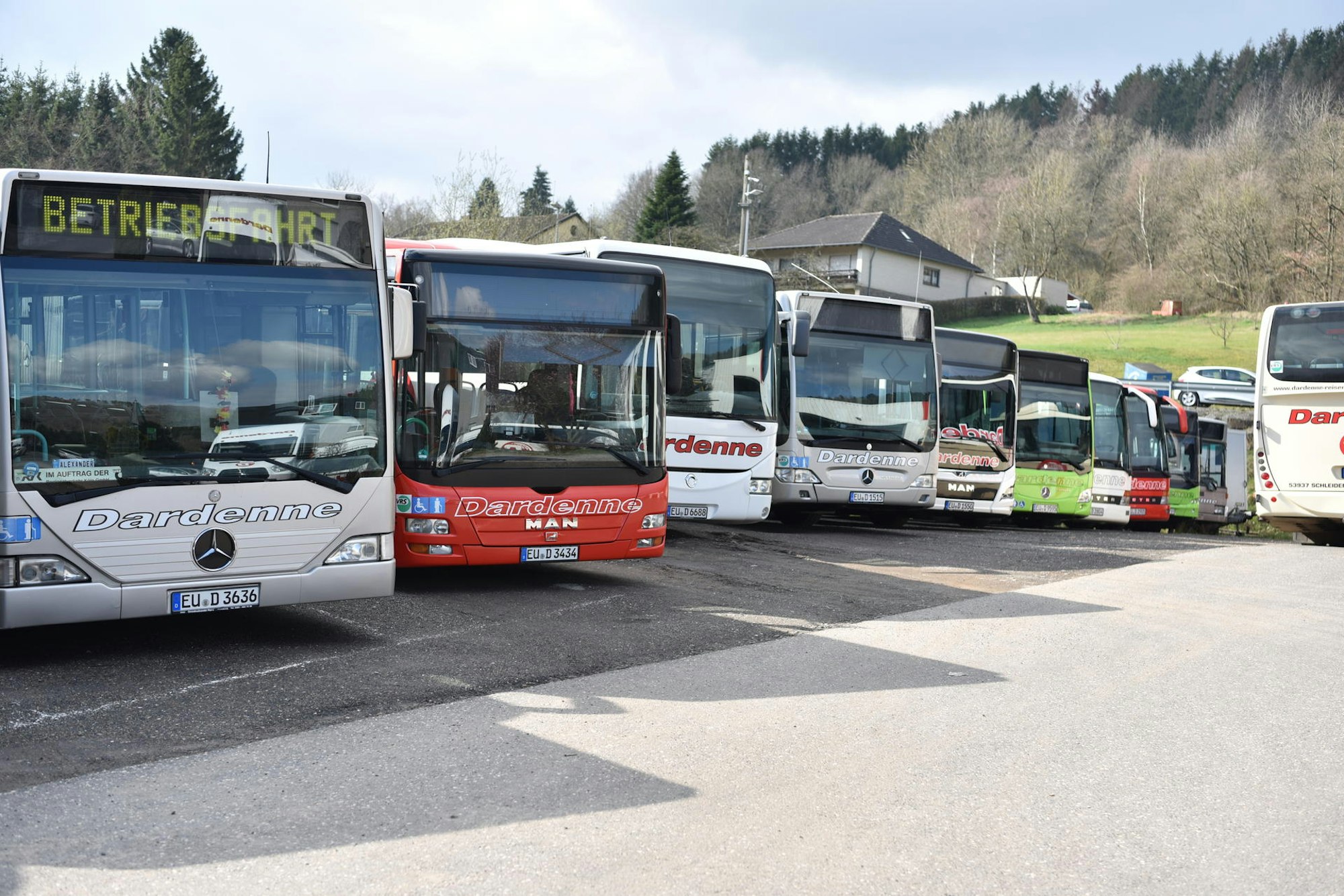 Der Großteil der etwa 55 Busse von Unternehmer Gerd Dardenne steht derzeit still.