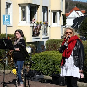 Aus geöffneten Fenstern lauschten die Bewohner des evangelischen Altenheims in Gummersbach dem Konzert von Christina Rönitz (l.) und Heike Becker.