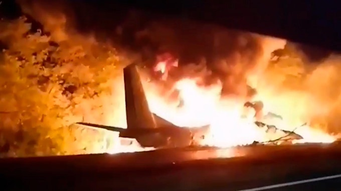Flugzeug geht nach Absturz in Ukraine in Flammen auf