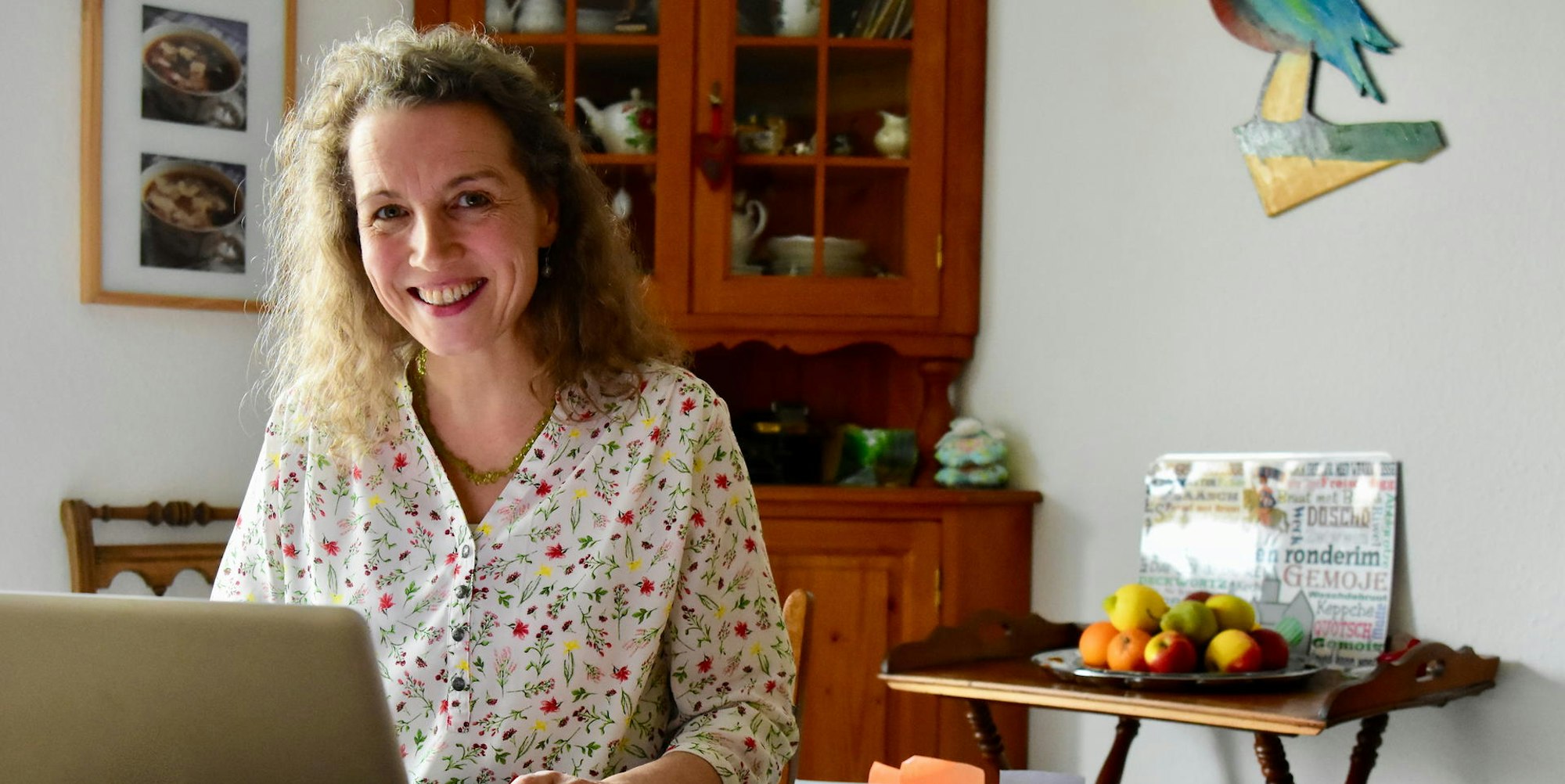 Der Küchentisch dient auch als Schreibtisch. Dort hat Anja Zimmer ihren jüngsten Roman verfasst.