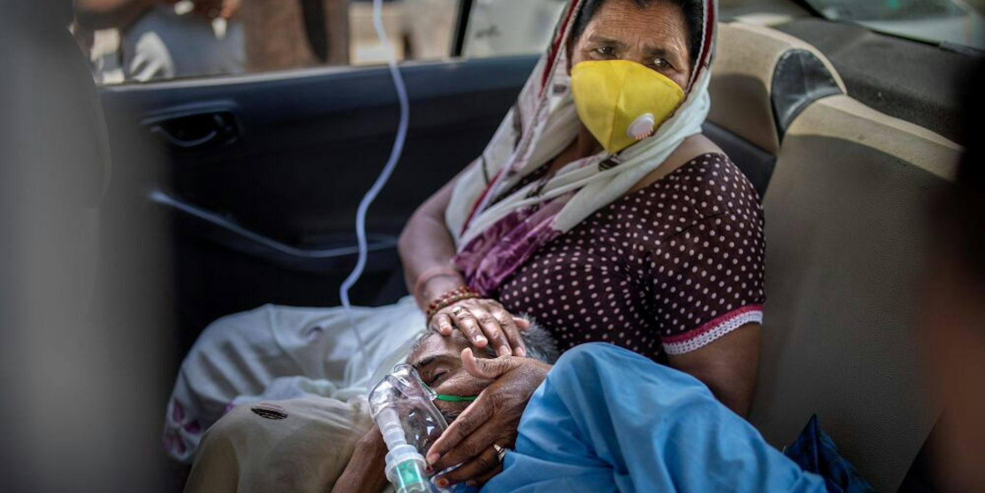 Ein Patient atmet mit Hilfe von Sauerstoff in einem Auto. Medizinischer Sauerstoff wird in Indien immer knapper.
