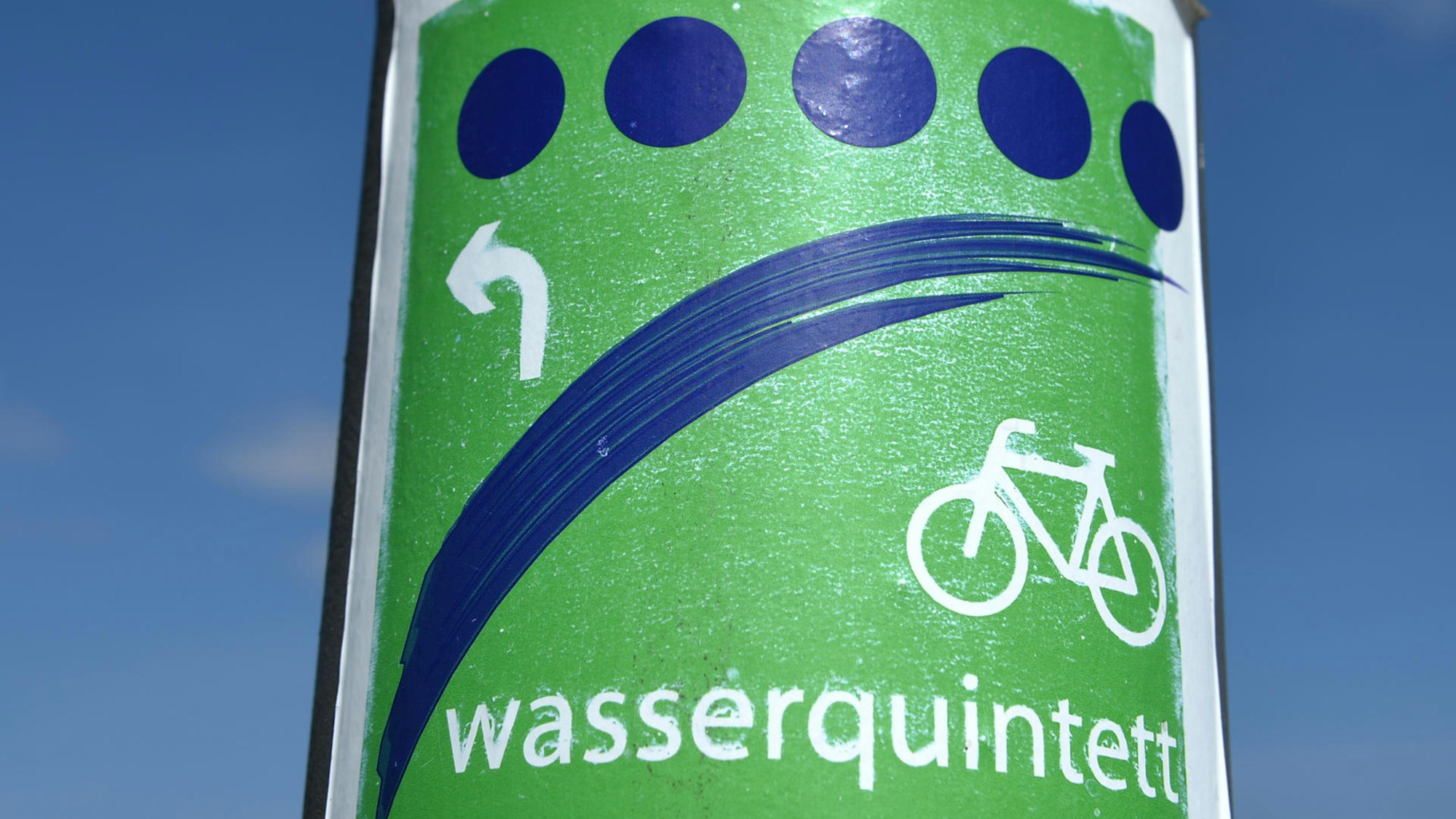 Markierung der Radroute Wasserquintett: weißes Fahrrad auf grünen Hintergrund