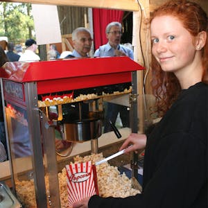 Volle Tüte: Fiona Stieglitz verkauft das, was zum Kinobesuch dazu gehört: Popcorn.