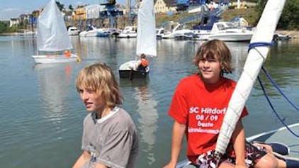 Segel-Nachwuchs: Kinder und Jugendliche können beim Hitdorfer Yacht-Club auf einem Optimisten das Segeln erlernen. BILD: RALF KRIEGER