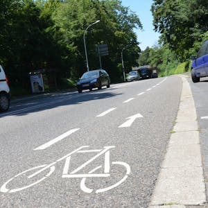 CDU und Grüne setzen sich für den Bau einer sogenannten Protected-Bike-Lane entlang der Konrad-Adenauer-Straße ein.