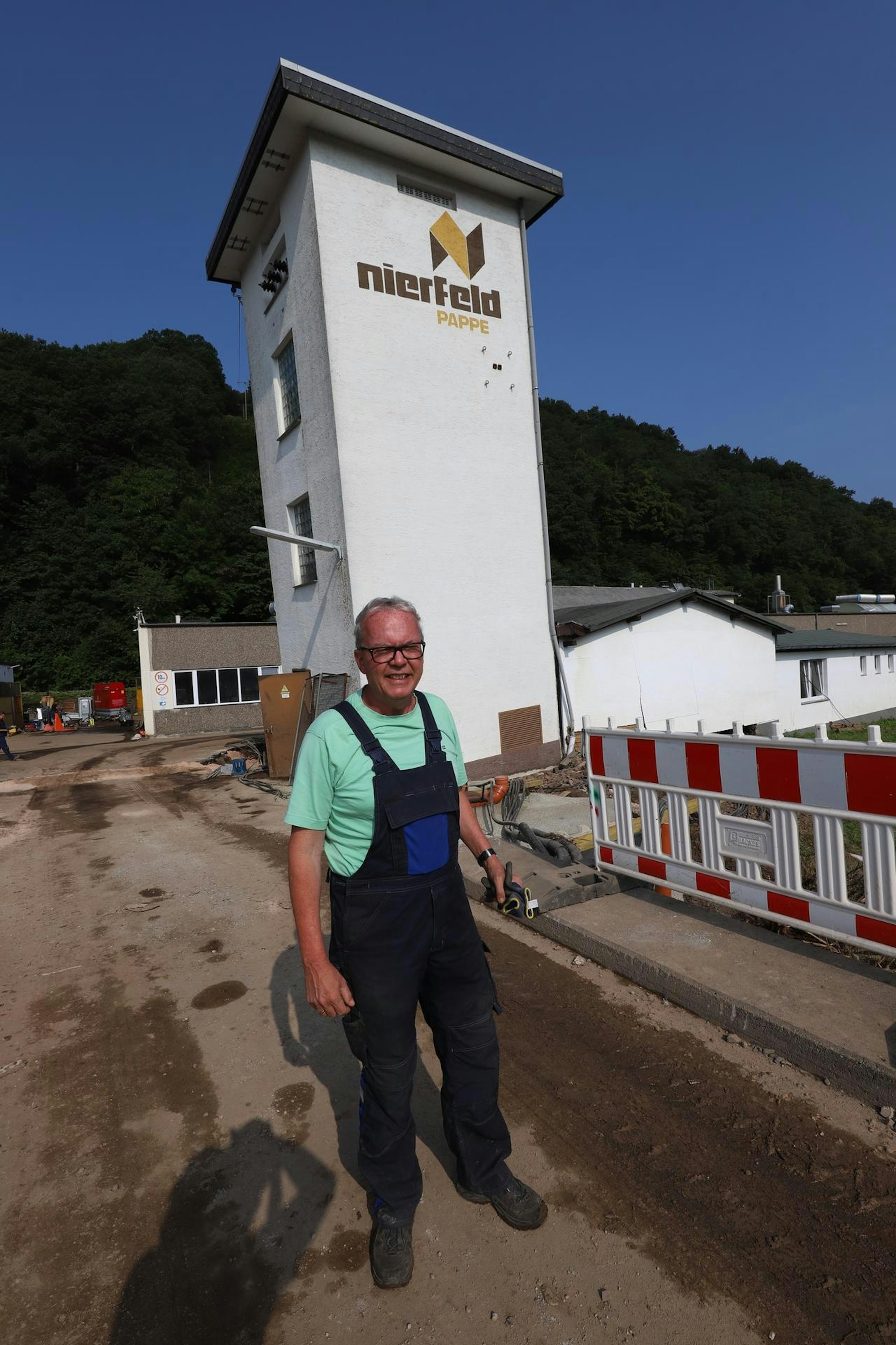 Der schiefe Turm von Nierfeld ist der Transformatorenturm von Pappen Nierfeld. Michael Uhlmann leitet den Wiederaufbau.