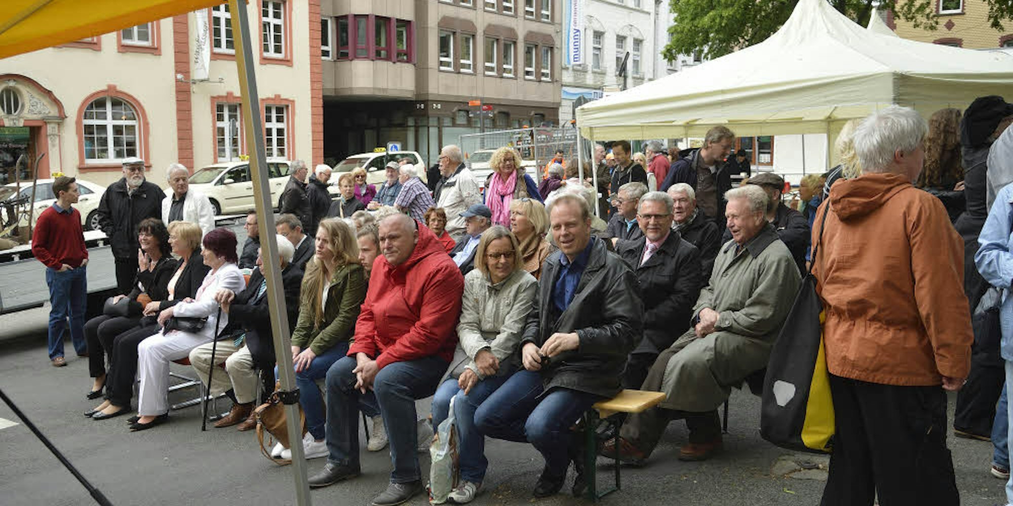 In Scharen kamen die Kreisstädter herbei, Politiker, Angehörige und Privatleute wollten an der Einweihung des Platzes hinter dem historischen Rathaus teilnehmen.