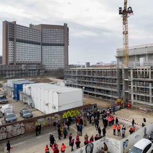 Der Neubau befindet sich ganz in der Nähe des Justizzentrums, das links im Bild aufragt.