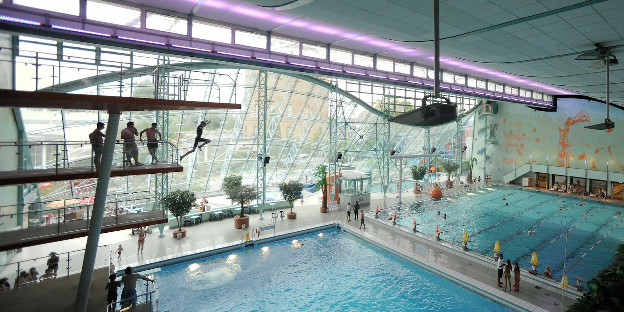 Die Schwimmhalle bietet unter anderem einen Sprungturm mit Zehn-Meter-Brett.