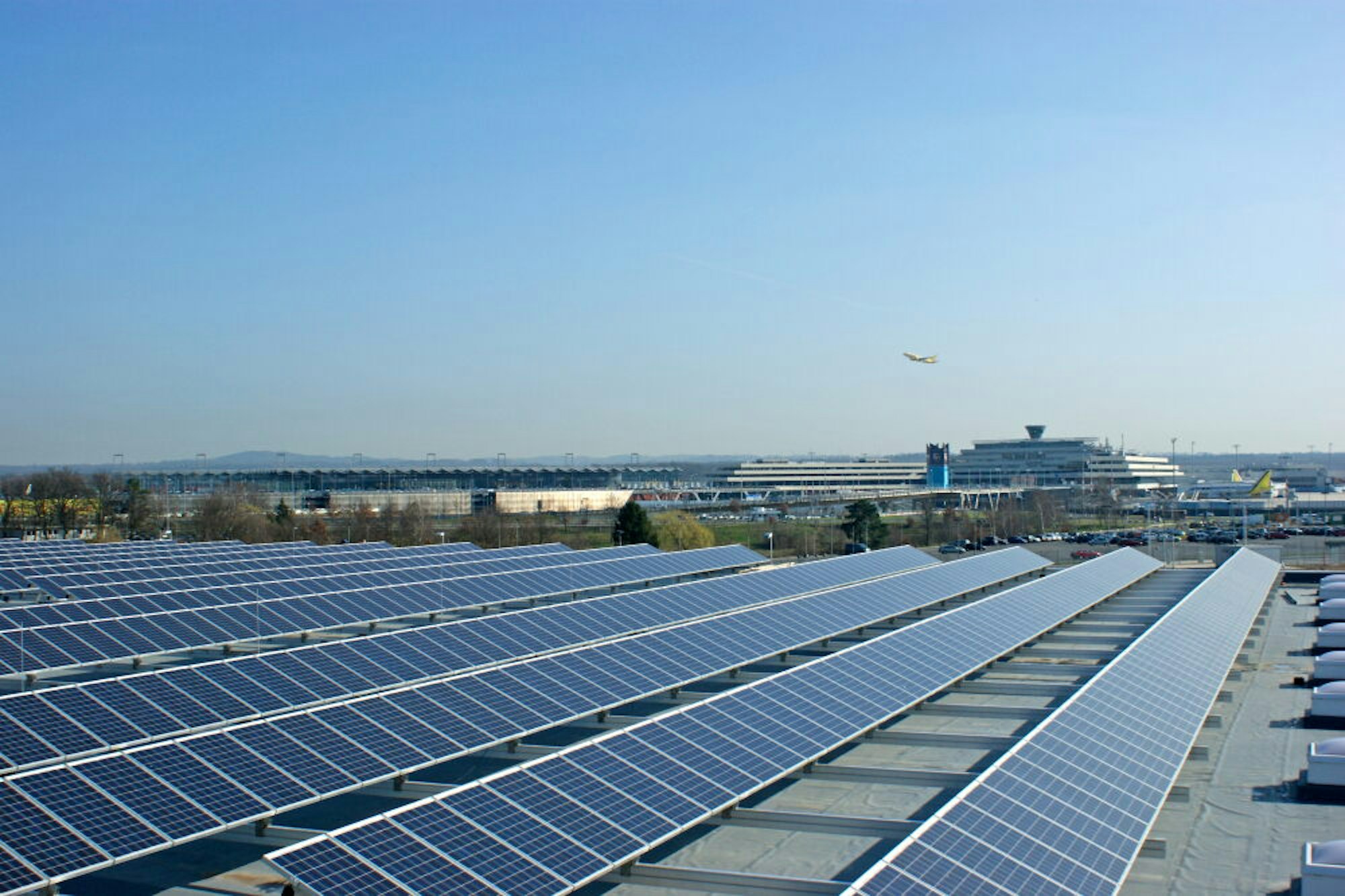 Eine Photovoltaik-Anlage der Rheinenergie am Flughafen Köln/Bonn.