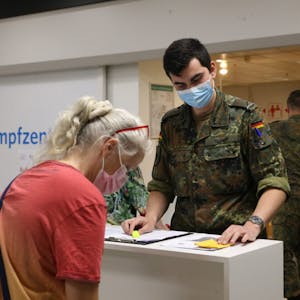 Neue Aufgaben gab es für die Bundeswehr auch in Oberberg in der Pandemie, wie bis zum vergangenen Sommer im Impfzentrum. Jetzt rücken alte Aufgaben wie die Landesverteidigung wieder stärker in den Blick als Hilfe bei der Kontaktnachverfolgung.