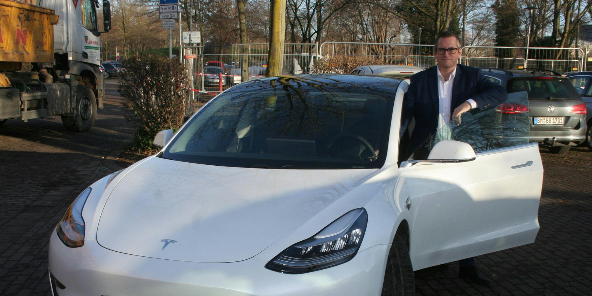 Der Bedburger Sascha Solbach ist der einzige Bürgermeister im Kreis, der einen Tesla fährt.