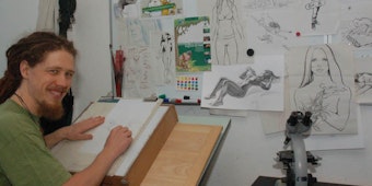 Bei der Arbeit: Im eigenen Atelier fertigt Özi seine Entwürfe an. (Fotos: Homey)