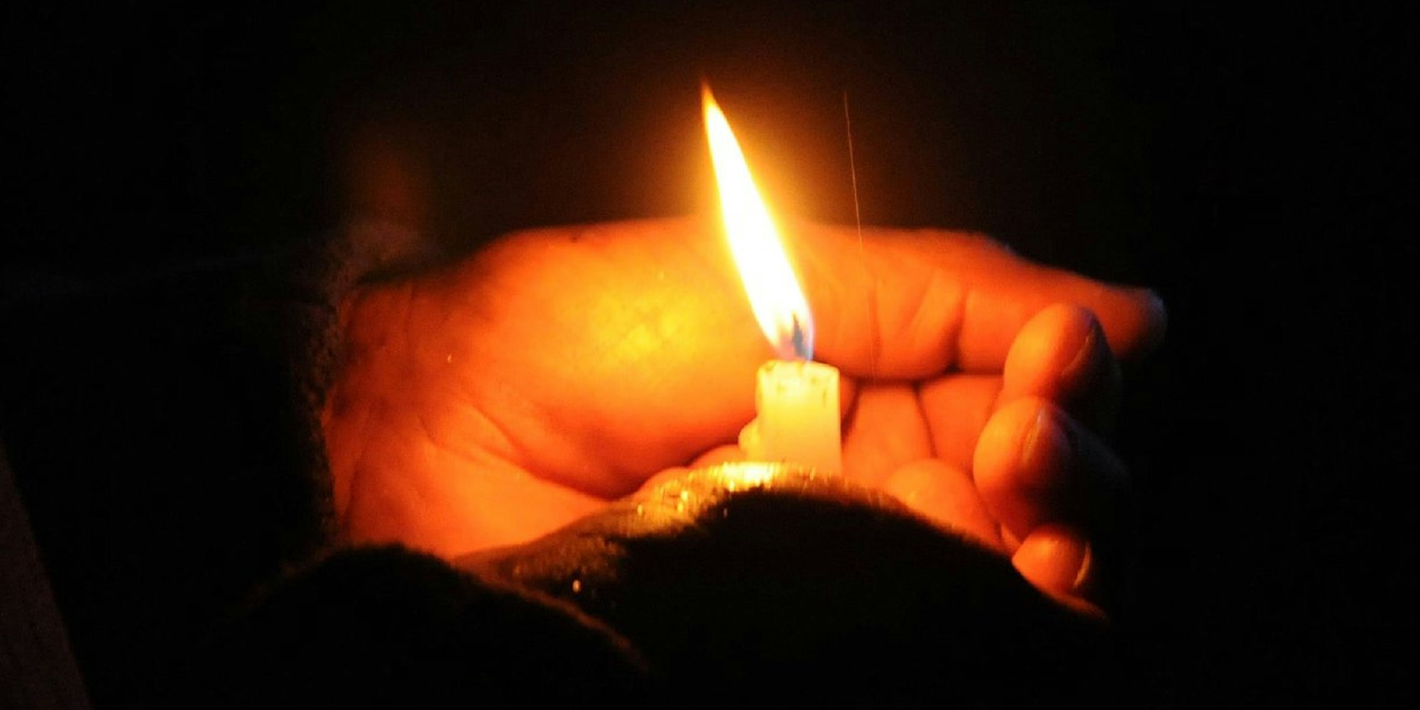 Droht eine Abmahnung? - Das Foto einer brennenden Kerze verunsichert aktuell tausende WhatsApp-Nutzer. (Symbolfoto)