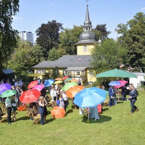 Jessica und Oliver Baumgart feierten eine Open-Air-Hochzeit im Kirchgarten.