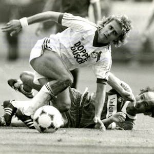 Großer gegen kleiner  Bruder hieß es 1983 im Pokalfinale, als Pierre Littbarksi und Hannes Linßen um den  Ball kämpften.