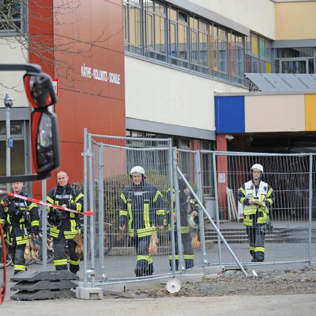 43 Rettungskräfte waren im Einsatz, nachdem Schüler und Lehrer der Käthe-Kollwitz-Gesamtschule in Rheindorf über Atemwegsreizungen klagten.
