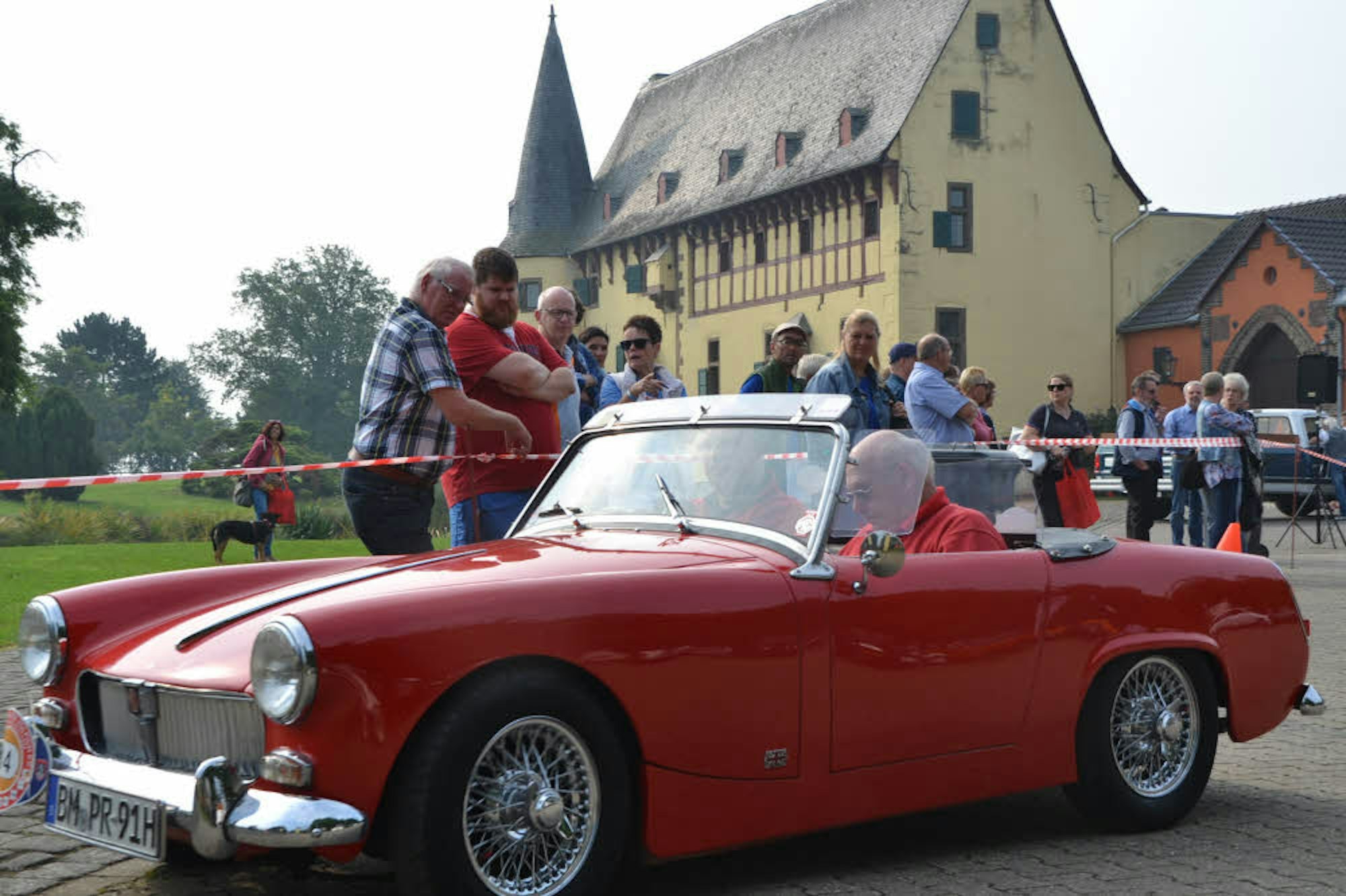 Im beschaulichen Ambiente der Burg Langendorf begannen die Teilnehmer der Oldtimerrallye ihre Fahrt durch die Eifel.