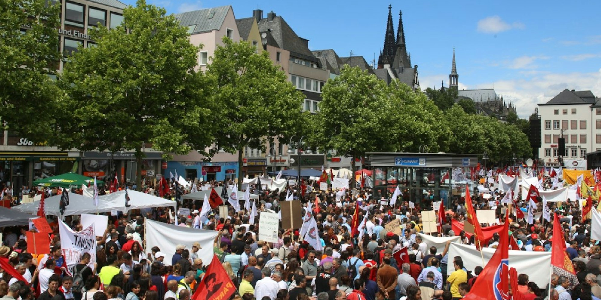 Nach Angaben des Veranstalter sollen insgesamt 100.000 Menschen in Köln gegen Erdogan protestiert haben.