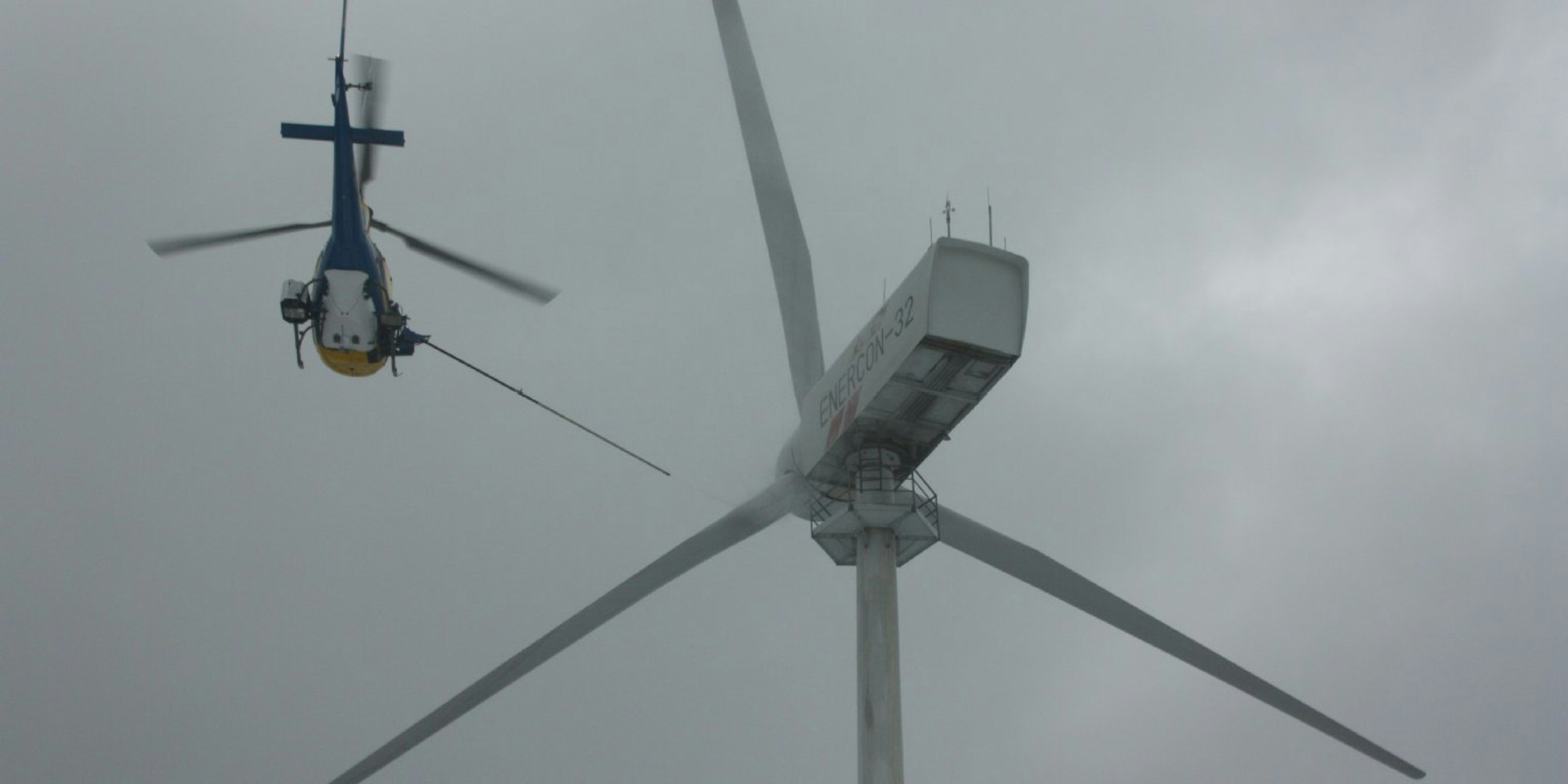 Rund eine Stunde braucht die Zwei-Mann-Besatzung des Helikopters, um die drei Rotorblätter und die Kanzel eines Windrades per Hochdruckreiniger zu säubern.