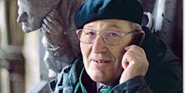 Original und Kopie: Dem Chef der Dombauhütte Anton Meid wurde zum Abschied ein steinernes Denkmal gesetzt - mit Baskenmütze und Handy am Ohr.