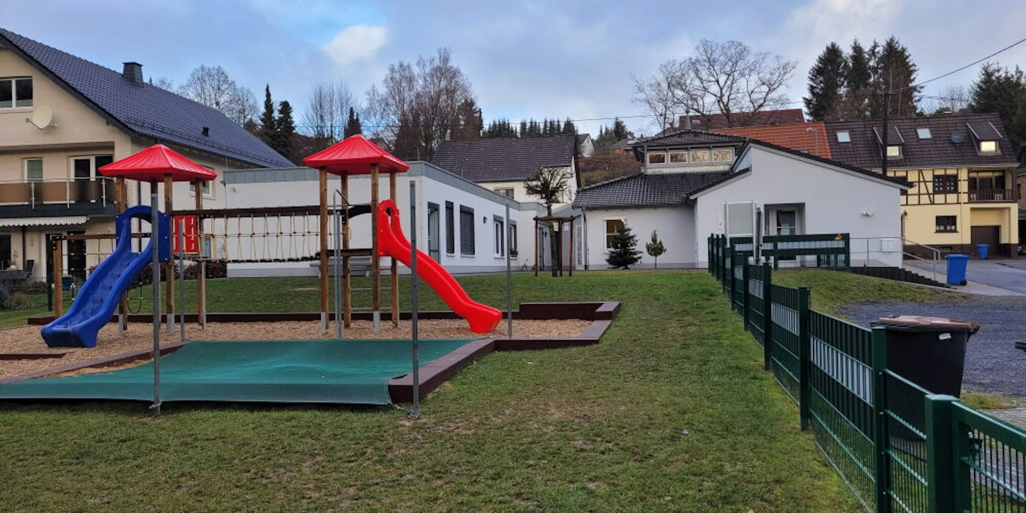 Die Einrichtung an der Kallbachstraße wurde bereits erweitert (l.). Weitere Kindergärten werden dringend benötigt.
