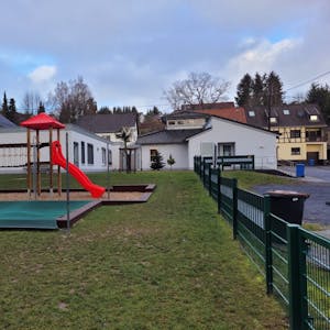 Die Einrichtung an der Kallbachstraße wurde bereits erweitert (l.). Weitere Kindergärten werden dringend benötigt.