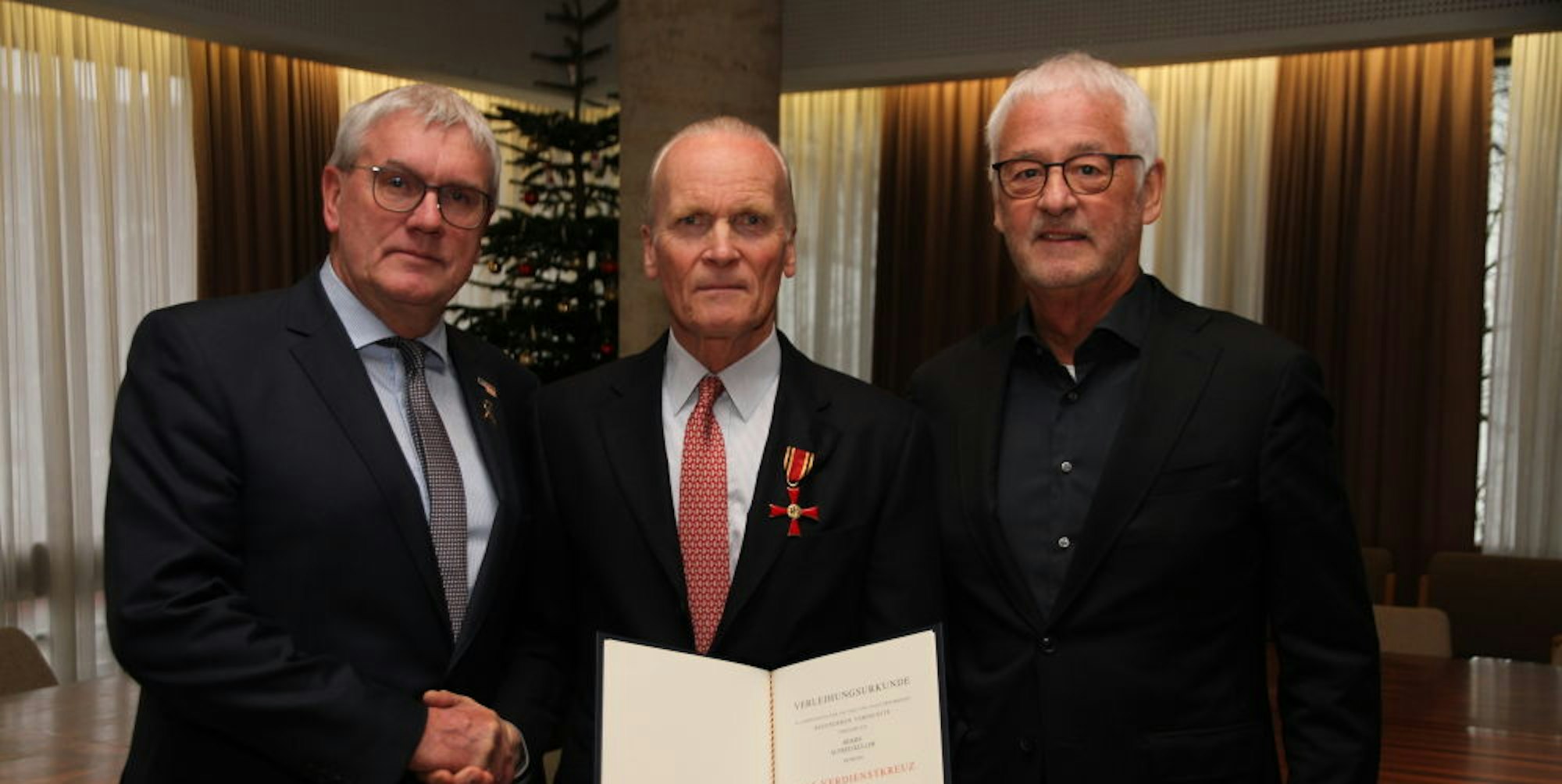 Das Bundesverdienstkreuz am Bande erhielt Alfred Keller (Mitte) von Landrat Sebastian Schuster (l.), auch Bürgermeister Franz Huhn gratulierte.