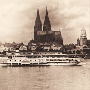 Der Raddampfer „Goethe“ der Köln-Düsseldorfer vor dem Kölner Panorama.