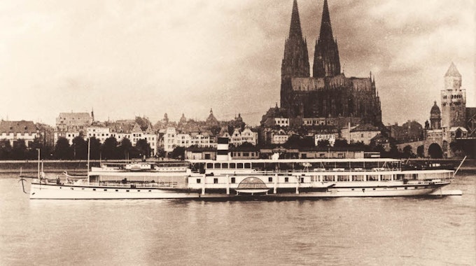 Der Raddampfer „Goethe“ der Köln-Düsseldorfer vor dem Kölner Panorama.
