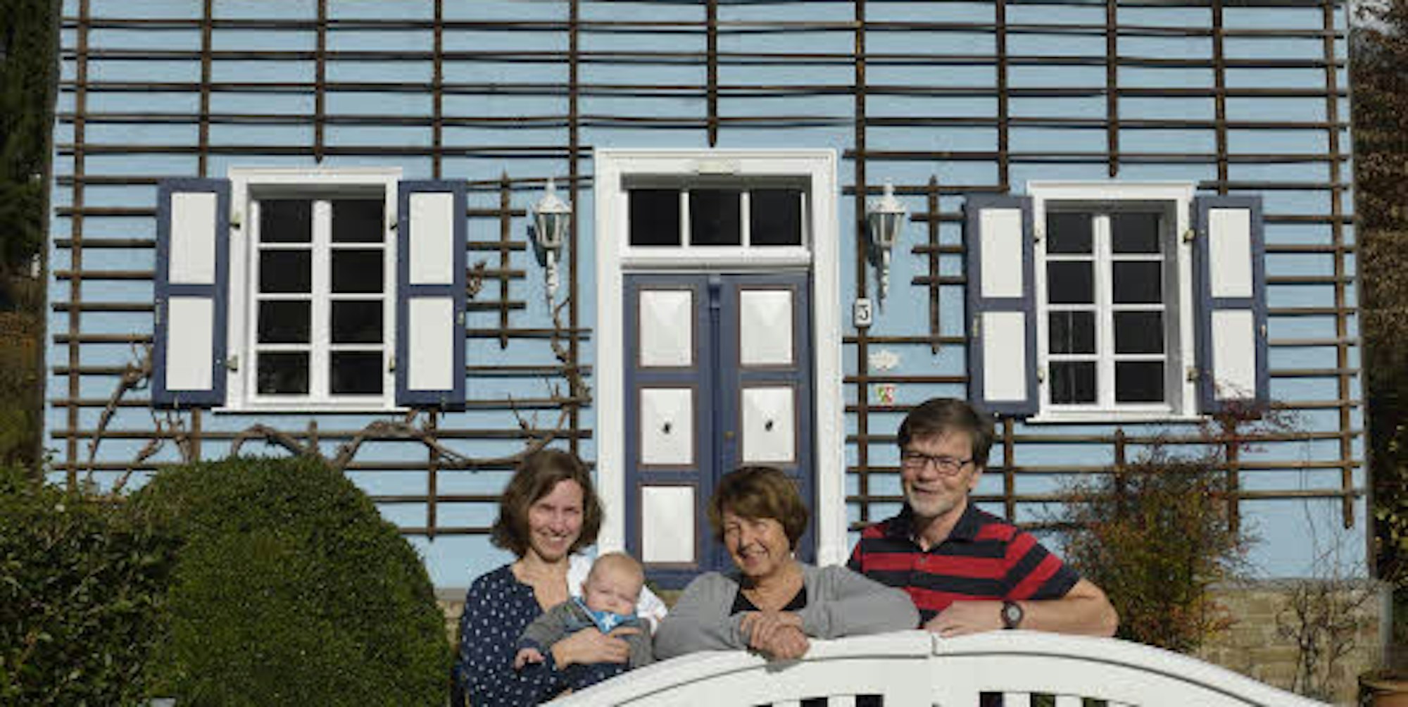 Sie fürchten, dass ihr Haus durch die geplante Wohnanlage erdrückt würde: Die Hausbesitzer Albrecht Schröder-Schröer und Elisabeth Schröer, auf dem Bild mit Tochter Julia und Enkel Moritz.