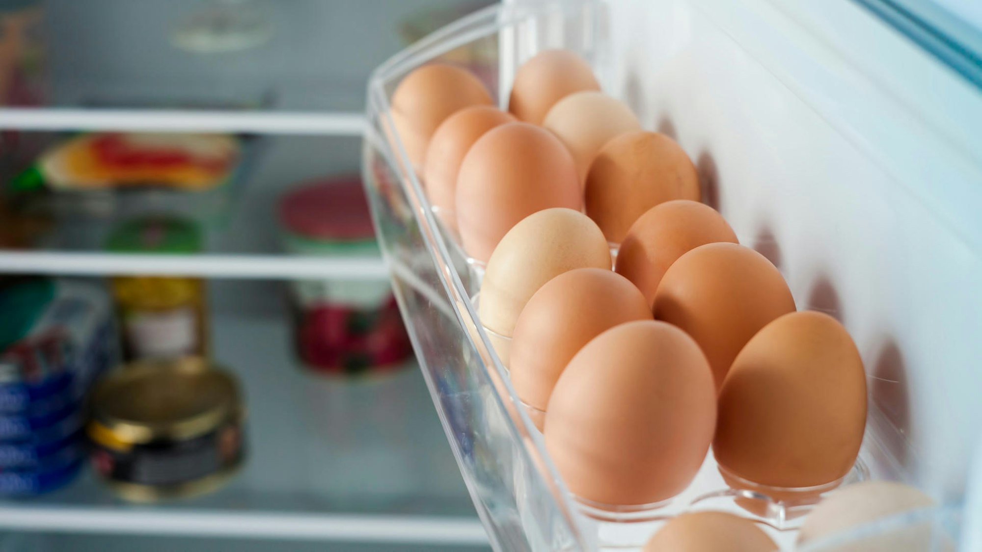 Eier liegen im oberen Fach der Kühlschranktür.