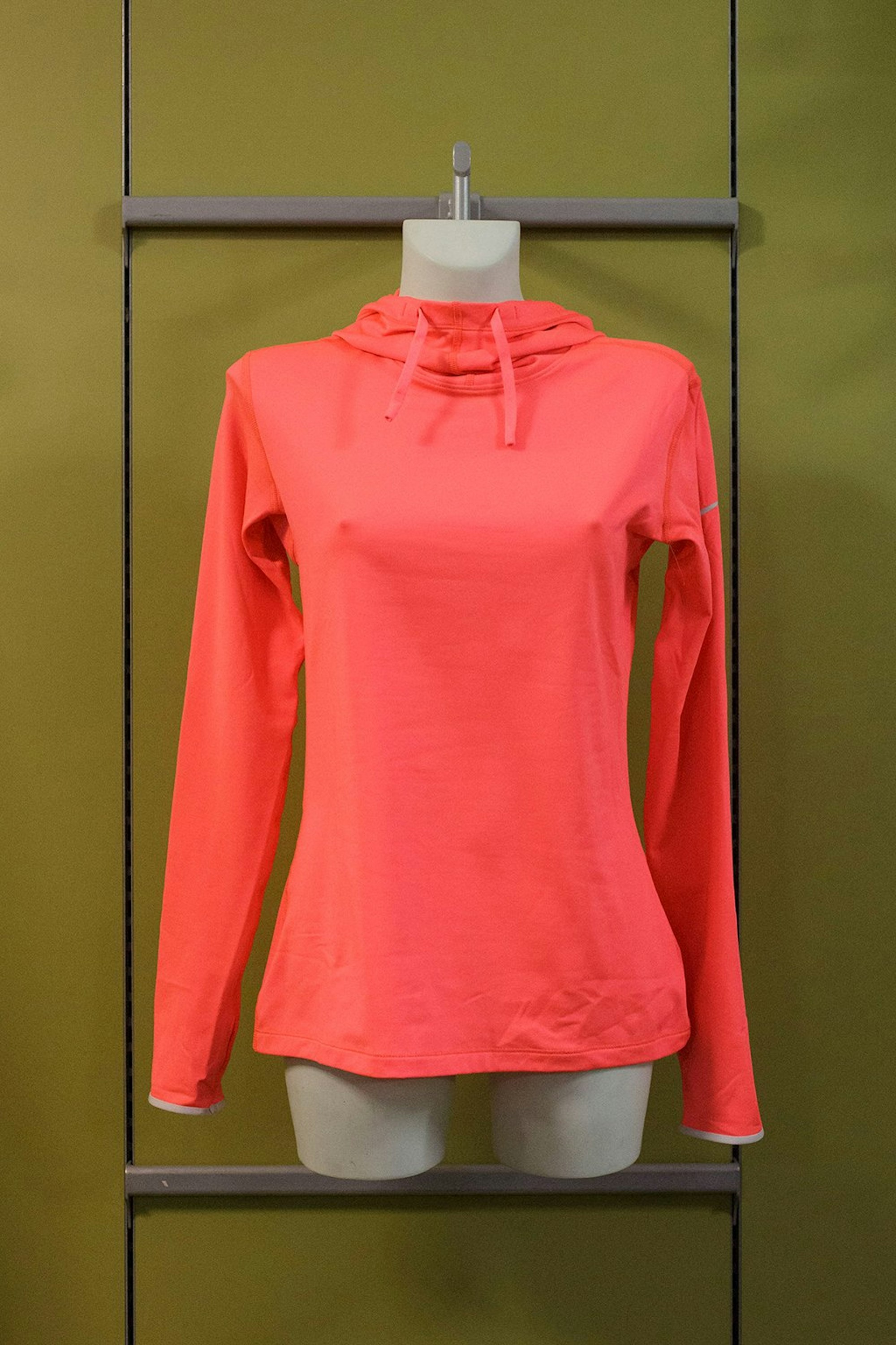 Zweite Schicht: Neonfarbenes Lauf-Shirt für Damen mit Kapuze von Nike (59,95). Die Kapuze ersetzt die Mütze, wenn es nicht zu kalt ist.