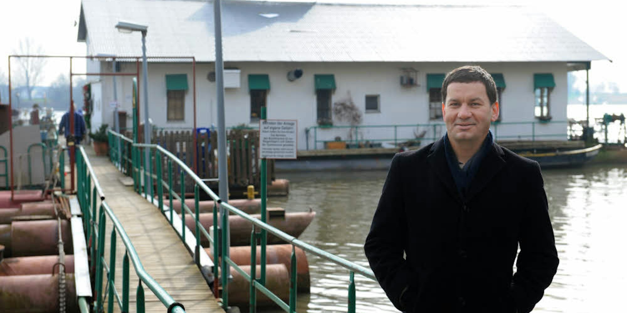 Der Autor, Comedian und Kabarettist Moritz Netenjakob vor dem Sürther Bootshaus, einem Lokal, das vor allem im Sommer sehr besucht ist. Die besten Ideen kommen am Fluss.
